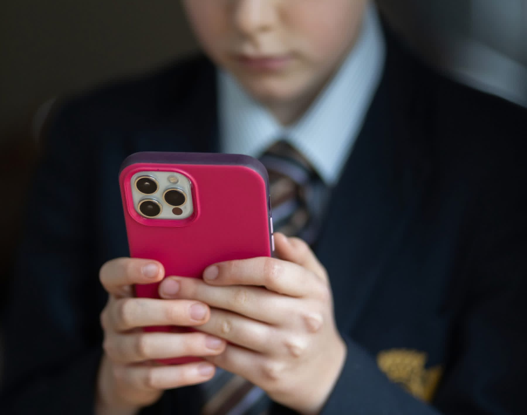 Smartphones to be banned in schools in UK